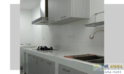 ชุดครัว Built-in โครงซีเมนต์บอร์ด หน้าบาน Melamine สีเทาลายไม้