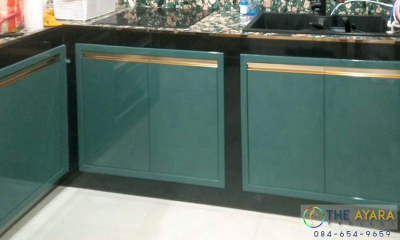 ชุดครัว Built-in โครงซีเมนต์บอร์ด หน้าบาน Hi Gloss สีเขียวเงา Parrot + สีครีมเงา Cotton Duck
