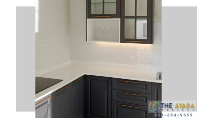 ชุดครัว Built-in โครงซีเมนต์บอร์ด หน้าบาน PVC สีเทาเข้ม เซาะร่อง