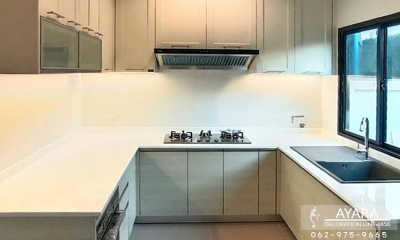 ชุดครัว Built-in โครงซีเมนต์บอร์ด หน้าบาน Laminate สี Silverbrush Wood-Cross + PVC สีครีม เซาะร่อง