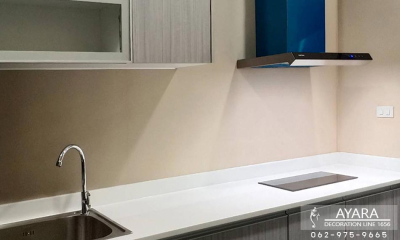ชุดครัว Built-in โครงซีเมนต์บอร์ด หน้าบาน Melamine สี Grey Teak ลายไม้