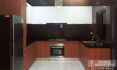 ชุดครัว Built-in โครงซีเมนต์บอร์ด หน้าบาน Melamine สี Beech ลายไม้ + Hi Gloss สีขาวเงา
