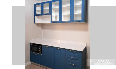 ชุดครัว Built-in ตู้ล่าง โครงปาติเกิล หน้าบาน PVC สีน้ำเงิน เซาะร่อง Stack