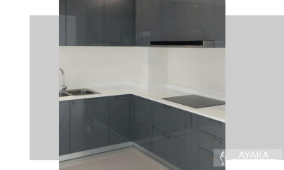 ชุดครัว Built-in โครงซีเมนต์บอร์ด หน้าบาน Hi Gloss สีเทาเงา
