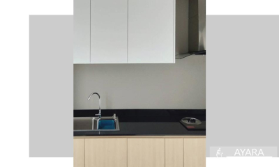ชุดครัว Built-in โครงซีเมนต์บอร์ด หน้าบาน Melamine สีลายไม้ + Hi Gloss สีขาวเงา