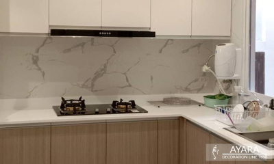 ชุดครัว Built-in โครงซีเมนต์บอร์ด หน้าบาน Melamine สี Laredo Oak + Hi Gloss สีขาวด้าน White Pearl