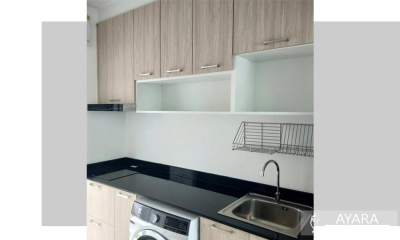 ชุดครัว Built-in โครงซีเมนต์บอร์ด หน้าบาน Melamine สีลายไม้ + Hi Gloss สีขาวเงา