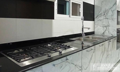 ชุดครัว Built-in โครงซีเมนต์บอร์ด หน้าบาน Laminate สี Calacatta Marble