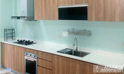 ชุดครัว Built-in โครงซีเมนต์บอร์ด หน้าบาน Laminate สี Sand Oak