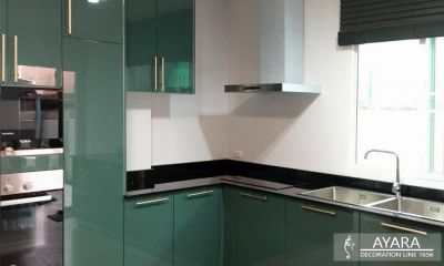 ชุดครัว Built-in โครงซีเมนต์บอร์ด หน้าบาน Hi Gloss สีเขียวเทา
