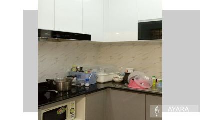 ชุดครัว Built-in โครงซีเมนต์บอร์ด หน้าบาน Hi Gloss สีเทาเงา + ขาวเงา