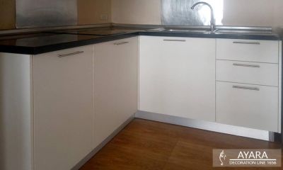 ชุดครัว Built-in โครงซีเมนต์บอร์ด หน้าบาน Melamine สีขาวด้าน