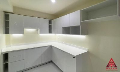 ชุดครัว Built-in โครงซีเมนต์บอร์ด หน้าบาน Hi Gloss สีขาวเงา