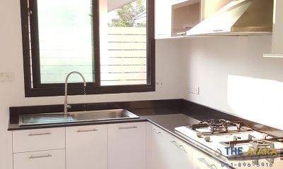 ชุดครัว Built-in Acrylic สีขาว