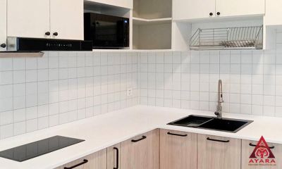ชุดครัว Built-in โครงซีเมนต์บอร์ด หน้าบาน Melamine สี Malt Elm + Ladinia