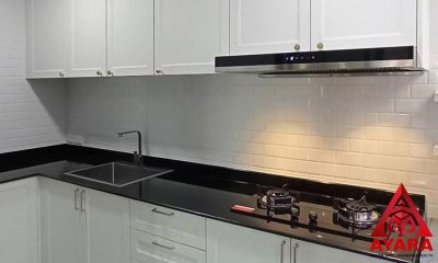 ชุดครัว Built-in โครงซีเมนต์บอร์ด หน้าบาน PVC สีขาว เซาะร่อง