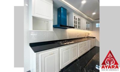 ชุดครัว Built-in โครงซีเมนต์บอร์ด หน้าบาน Wood Spray พ่นสีขาวด้าน เซาะร่อง