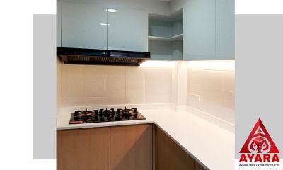 ชุดครัว Built-in โครงซีเมนต์บอร์ด หน้าบาน Laminate สี Mangfall Beech + Melamine สีขาวเงา