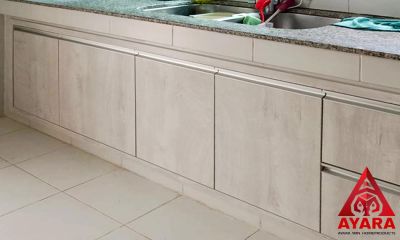 ชุดครัว Built-in โครงซีเมนต์บอร์ด หน้าบาน Melamine สี Milk Oak ลายไม้แนวตั้ง
