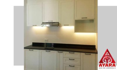 ชุดครัว Built-in โครงซีเมนต์บอร์ด หน้าบาน PVC สีขาวด้าน เซาะร่อง Stack
