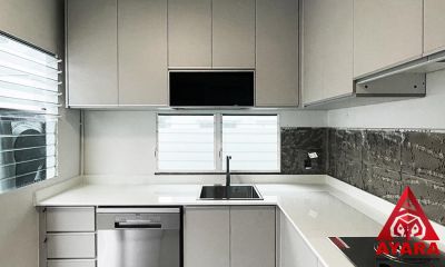 ชุดครัว Built-in โครงซีเมนต์บอร์ด หน้าบาน Melamine สีเทาอ่อน