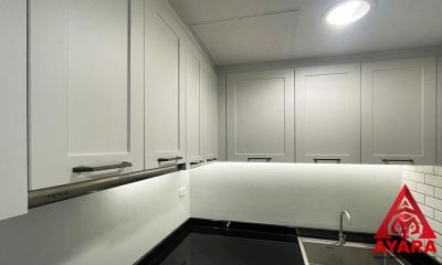 ชุดครัว Built-in โครงซีเมนต์บอร์ด หน้าบาน PVC สีขาว เซาะร่อง Stack