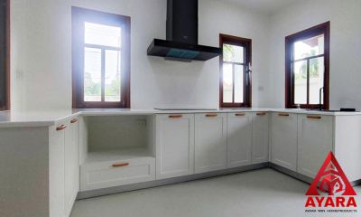 ชุดครัว Built-in โครงซีเมนต์บอร์ด หน้าบาน PVC สีขาว เซาะร่อง Stack
