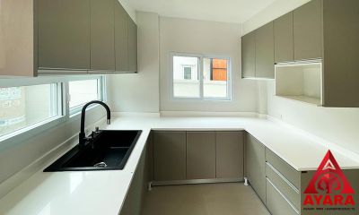 ชุดครัว Built-in โครงซีเมนต์บอร์ด หน้าบาน PVC สีเทาอ่อน