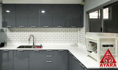 ชุดครัว Built-in โครงซีเมนต์บอร์ด หน้าบาน PVC สีเทาเงา