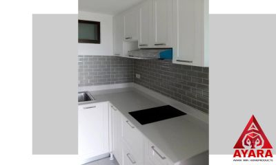ชุดครัว Built-in โครงซีเมนต์บอร์ด หน้าบาน PVC สีขาว เซาะร่อง Stack