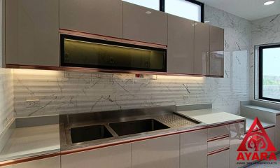 ชุดครัว Built-in โครงซีเมนต์บอร์ด หน้าบาน Hi Gloss สีครีมเงา