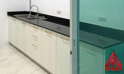 ชุดครัว Built-in โครงซีเมนต์บอร์ด หน้าบาน Melamine สีขาวด้าน