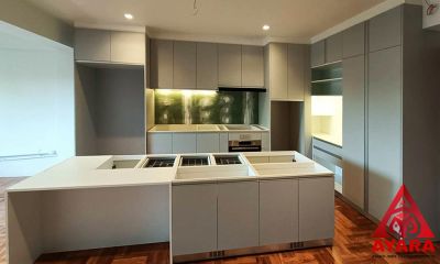 ชุดครัว Built-in โครงซีเมนต์บอร์ด หน้าบาน Melamine สีเทาอ่อน