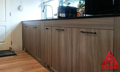 ชุดครัว Built-in โครงซีเมนต์บอร์ด หน้าบาน Laminate สี Kitami Ruster ลายไม้