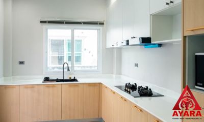 ชุดครัว Built-in โครงซีเมนต์บอร์ด หน้าบาน Melamine สี Brown Oak + ขาวด้าน
