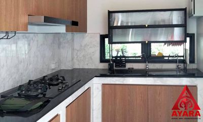 ชุดครัว Built-in โครงซีเมนต์บอร์ด หน้าบาน Laminate สี Coffee Oak