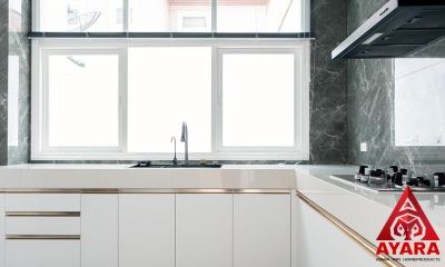 ชุดครัว Built-in โครงซีเมนต์บอร์ด หน้าบาน Melamine สีขาว ผิวส้ม