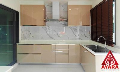 ชุดครัว Built-in โครงซีเมนต์บอร์ด หน้าบาน Hi Gloss สีน้ำตาลเงา