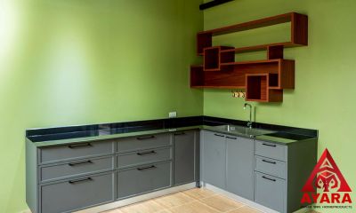 ชุดครัว Built-in โครงซีเมนต์บอร์ด หน้าบาน PVC สีเทาด้าน + Laminate สีลายไม้