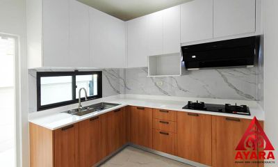 ชุดครัว Built-in โครงซีเมนต์บอร์ด หน้าบาน Laminate สีขาว + ลายไม้