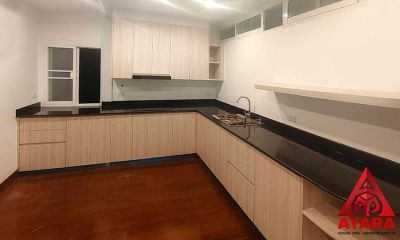 ชุดครัว Built-in โครงซีเมนต์บอร์ด หน้าบาน Melamine สีลายไม้