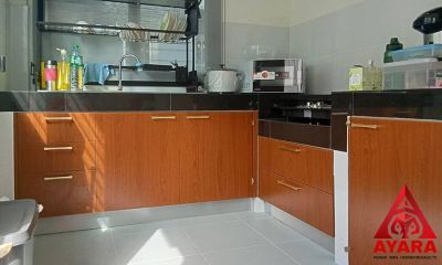 ชุดครัว Built-in โครงซีเมนต์บอร์ด หน้าบาน Melamine สี Pop Walnut ลายไม้