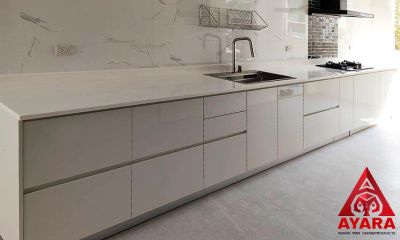 ชุดครัว Built-in โครงซีเมนต์บอร์ด หน้าบาน Hi Gloss สีเทาอ่อนเงา