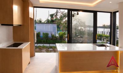 ชุดครัว Built-in โครงซีเมนต์บอร์ด หน้าบาน Melamine สี Brown Oak ลายไม้
