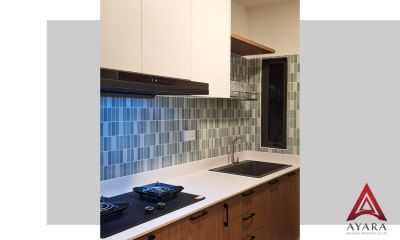 ชุดครัว Built-in โครงซีเมนต์บอร์ด หน้าบาน Laminate สีลายไม้ + ขาว