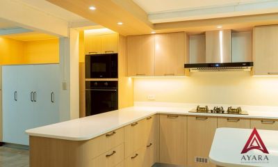 ชุดครัว Built-in โครงซีเมนต์บอร์ด หน้าบาน Laminate สีลายไม้ + ขาวด้าน