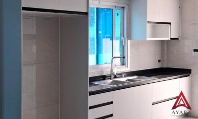ชุดครัว Built-in โครงซีเมนต์บอร์ด หน้าบาน Melamine สีเทาอ่อน