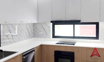 ชุดครัว Built-in โครงซีเมนต์บอร์ด หน้าบาน Laminate สีลายไม้ + ขาวด้าน