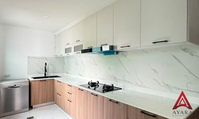 ชุดครัว Built-in โครงซีเมนต์บอร์ด หน้าบาน Laminate สี Costa Nogal + Spray