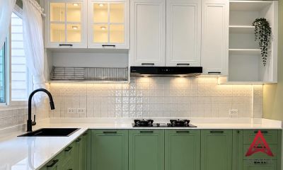 ชุดครัว Built-in ตู้ล่าง โครงซีเมนต์บอร์ด หน้าบาน HMR พ่นสีเขียวด้าน + ขาวด้าน ยกขอบ